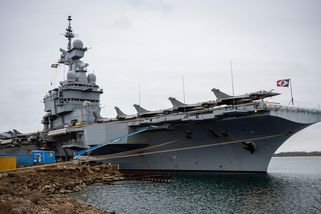 Polohu francouzské válečné lodi prozradily chytré hodinky běžícího vojáka - Novinky